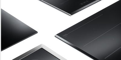 Vier moderne, schwarze Induktionskochfelder von Bosch mit Touch-Bedienung und automatischer Abschaltung.